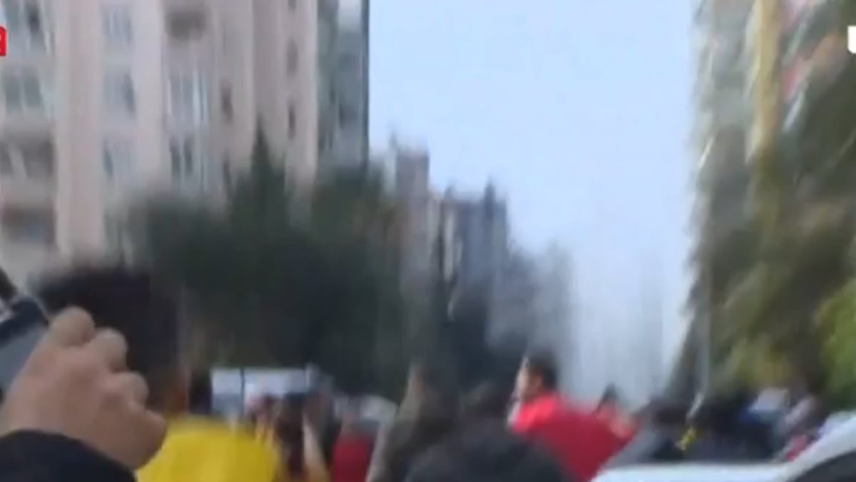 Adana’da canlı yayında yaşanan depremde bir bina daha yıkıldı