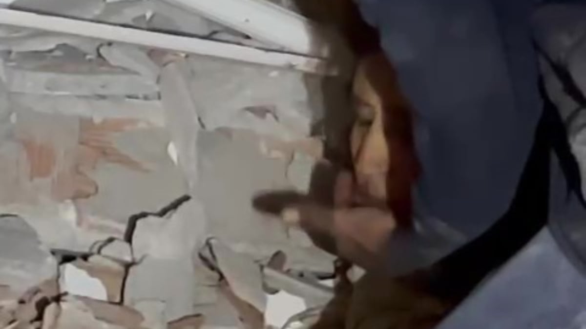 Adıyaman’da madencinin 4’üncü günde ulaşılan kadının yüzünü yıkadığı anlar