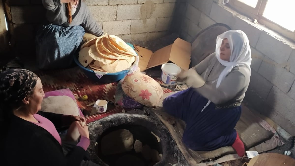 Hakkarili kadınlar, depremzedeler için tandırın başından ayrılmıyor