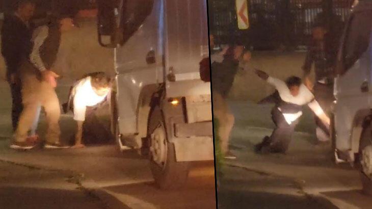 Eminönü’nde yoldan geçen taksileri tekmeledi, şoförler darbetti