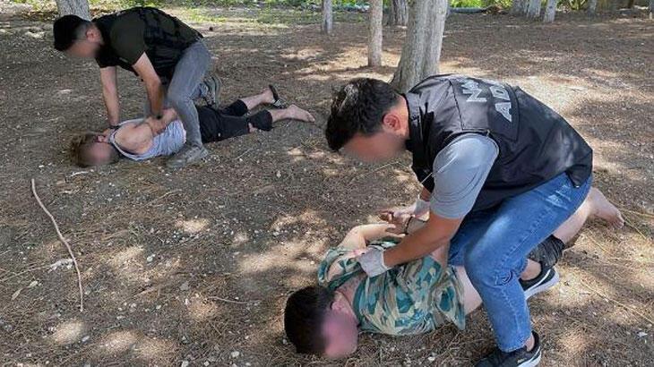 Adana’da depoya baskın: Uyuşturucuyu kimyasalla çoğaltırken yakalandılar