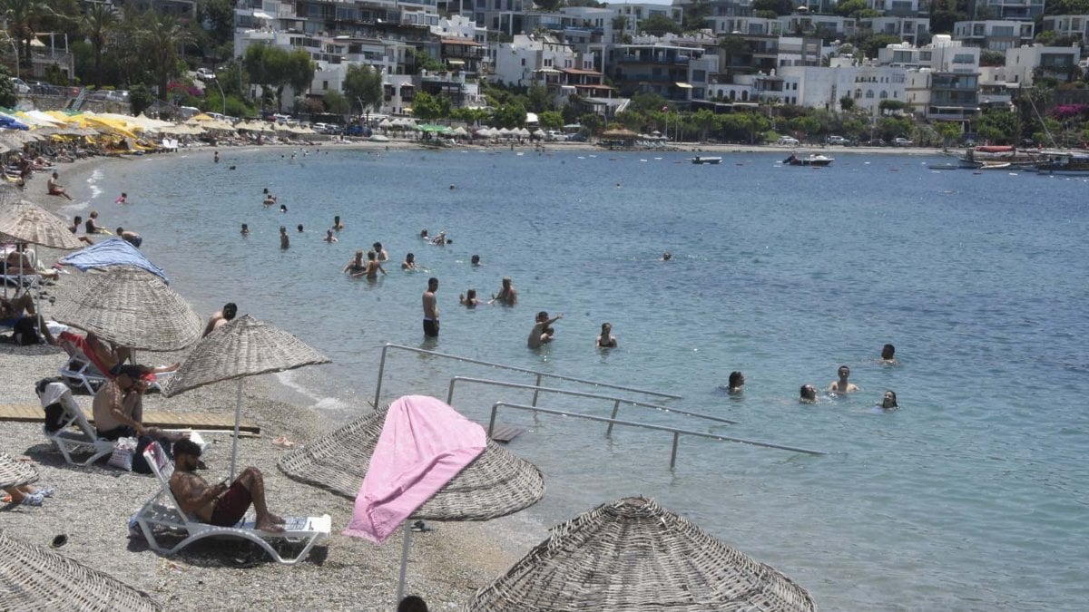 Bodrum’da kalanlar plajları doldurdu