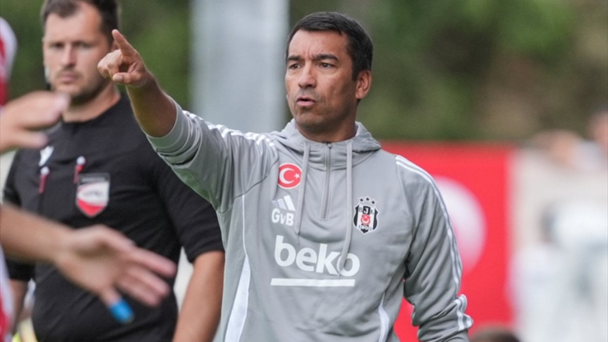 Giovanni van Bronckhorst, Ernest Muçi’yi ilk 11’de düşünmüyor