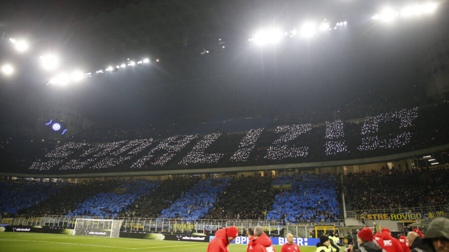 Milan taraftarından polis yasağına rağmen telefonla koreografi