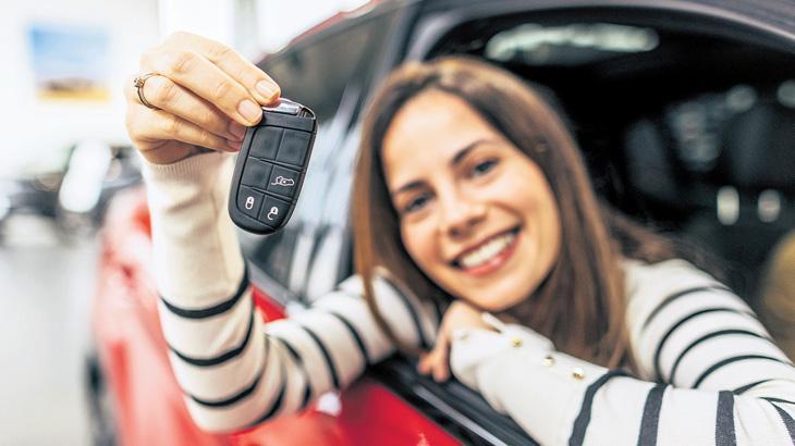 Altınını bozan otomobile koştu