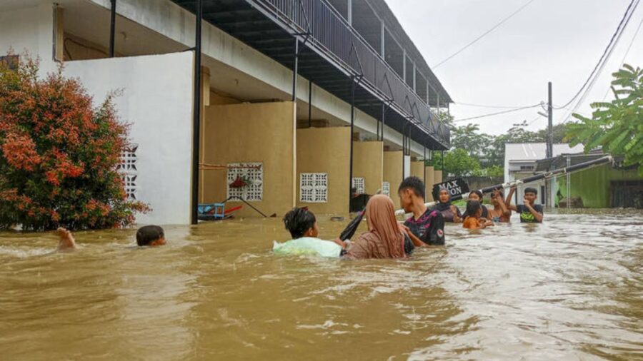 Endonezya’da afetlerde ölenlerin sayısı 303’e yükseldi