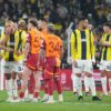 Fenerbahçe – Galatasaray derbisinde kartlar havada uçuşuyor