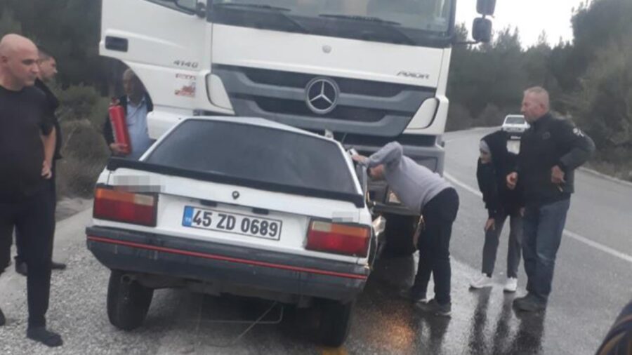 Manisa’da kamyon ile otomobil kafa kafaya çarpıştı: 1 ölü